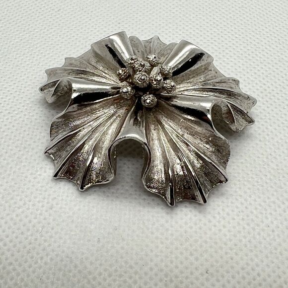 CORO Large Flower Silver Brooch Textured Late 60s Early 60s Vintage - Picture 2 of 5